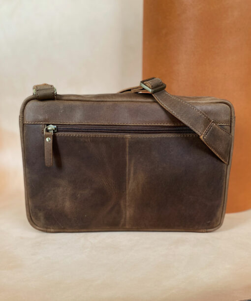 Bagsiden af Ubud tasken i brun.